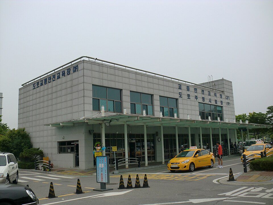 서울 강서 운전면허시험장 건물과 주차된 시험 차량이 보이는 현장 사진