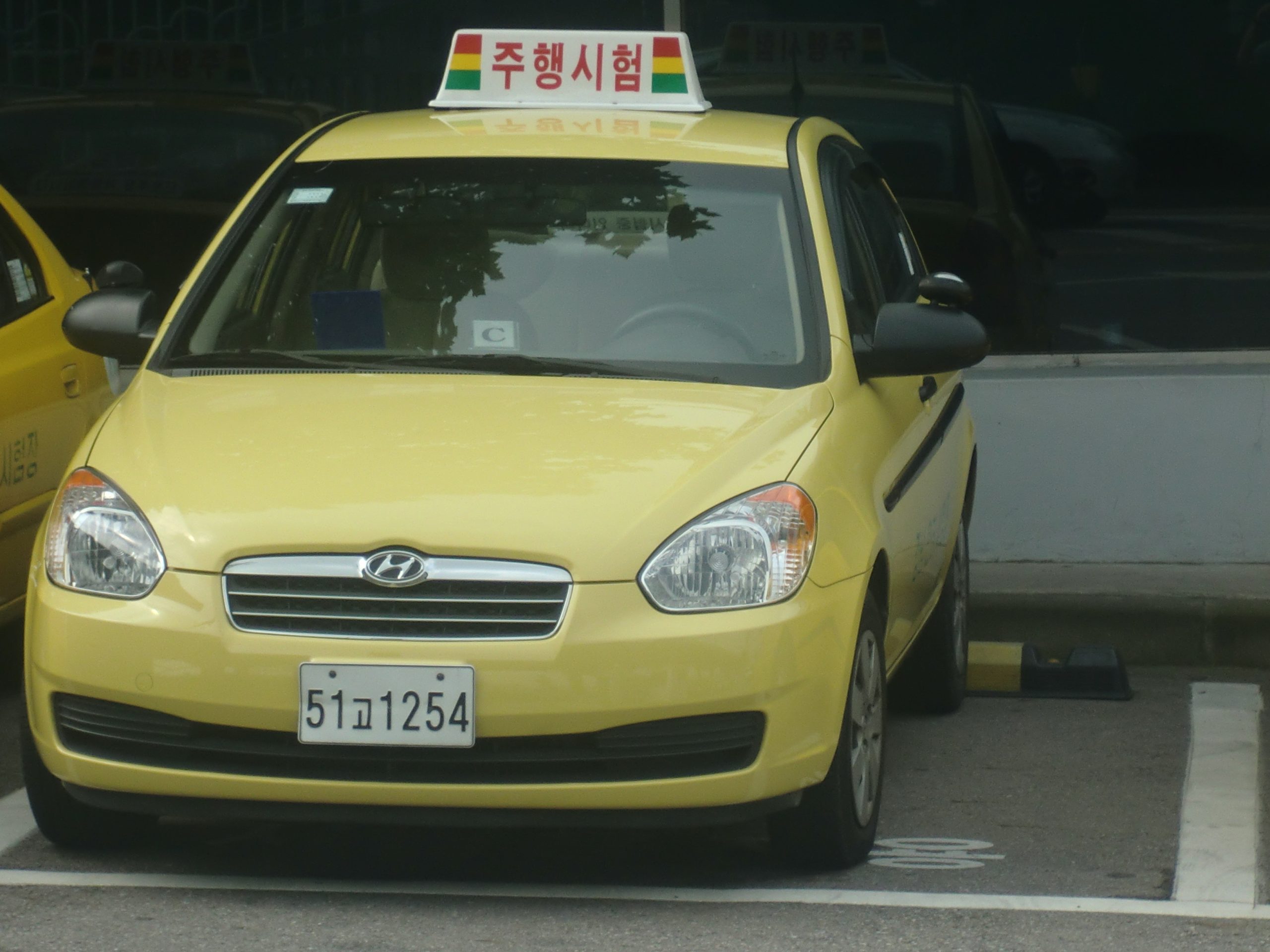 강남 운전면허시험장에 주차된 현대 베르나 도로주행 시험차량