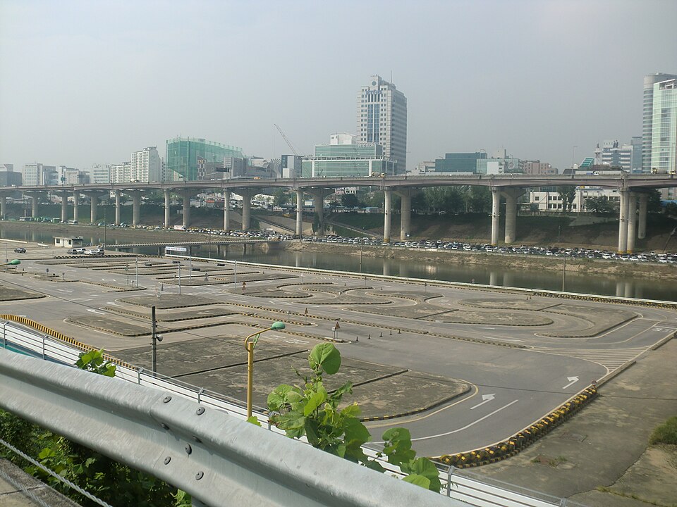 서울 강남 운전면허시험장 장내 기능시험 코스와 도로 표시가 보이는 현장 사진